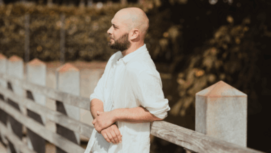 Beziehungscoach steht nachdenklich an einer Brücke und blickt in die Ferne