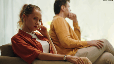 Paar sitzt emotional distanziert nebeneinander auf dem Sofa – Beziehungskonflikt durch Bindungsangst