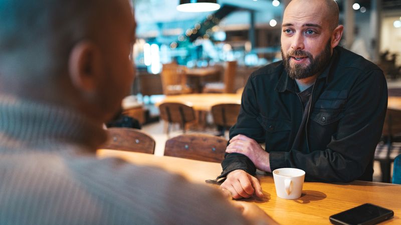 Coach Florian im Gespräch mit Oliver – Einblick ins Love Repair Team