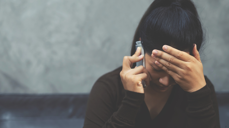 Frau in der Kennenlernphase wirkt verunsichert und emotional belastet – wenn er mal nett und dann wieder abweisend ist