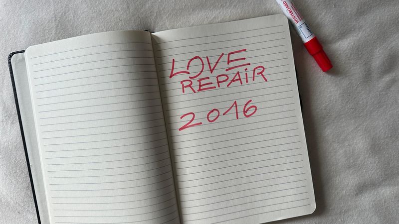 Notizbuch mit handschriftlichem Eintrag Love Repair 2016 – Ursprung der Unternehmensgründung