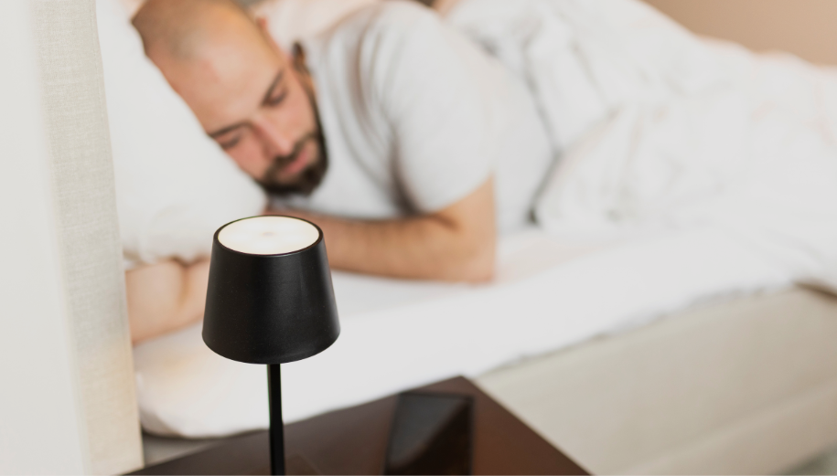 Mann liegt wach im Bett und denkt nach einer Trennung über seinen Ex-Partner nach – Träume vom Ex als Zeichen emotionaler Verarbeitung.