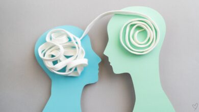 Ex zurück – Psychologie: Illustration von zwei Köpfen, verbunden durch Gedanken, Sinnbild für emotionale Dynamik in Beziehungen